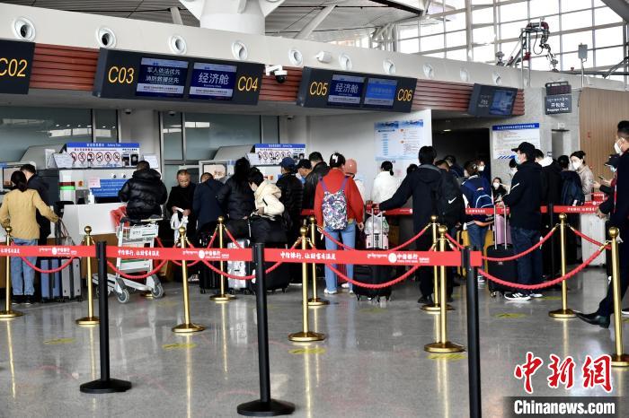 圖為旅客辦理登機(jī)手續(xù)?！≈芎?攝