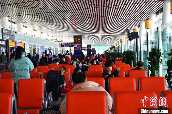 圖為旅客在機(jī)場(chǎng)候機(jī)室等待登機(jī)。　周航 攝