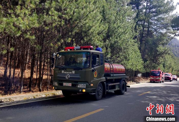 林芝市森林消防支隊(duì)米林中隊(duì)在米林縣一帶開展灑水增濕作業(yè)。　趙健宇 攝