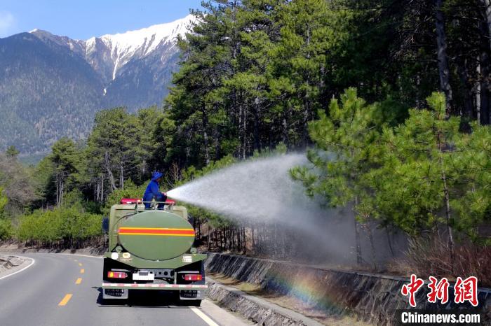 林芝市森林消防支隊(duì)米林中隊(duì)在米林縣一帶開展灑水增濕作業(yè)。　趙健宇 攝