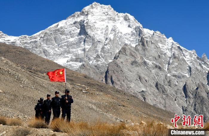 底雅邊境派出所民警夏永軍(右一)在巡邏中?！±盍?攝
