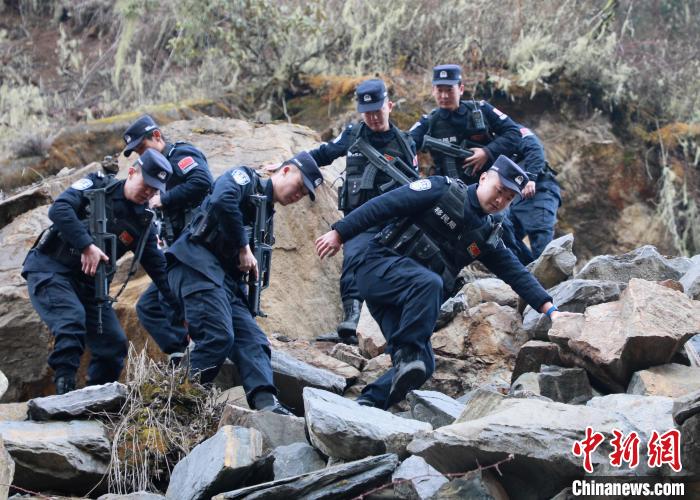 山南邊境管理支隊玉麥邊境派出所民警在邊境巡邏途中穿過亂石區(qū)?！∴嶇?攝