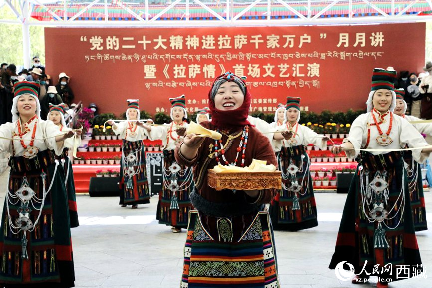 女子群舞《拉拉脫貧之路》。人民網(wǎng) 次仁羅布攝