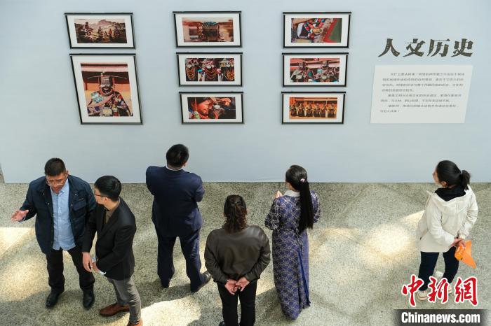 圖為觀眾觀看展覽。