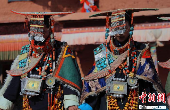 圖為參展攝影師拍攝的西藏阿里普蘭飛天服飾?！≈鬓k方 供圖