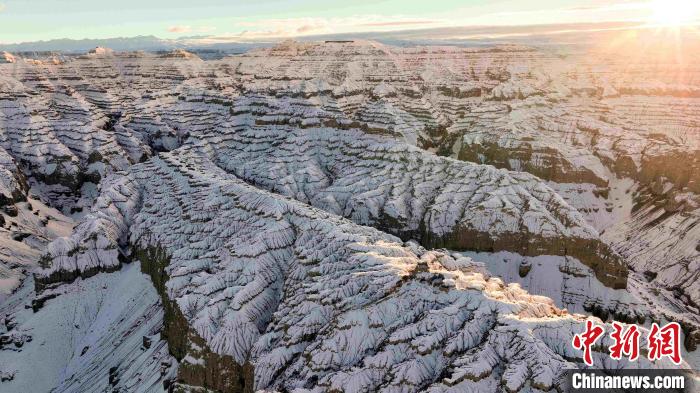 圖為參展攝影師拍攝的西藏阿里札達(dá)土林雪后風(fēng)光?！≈鬓k方 供圖