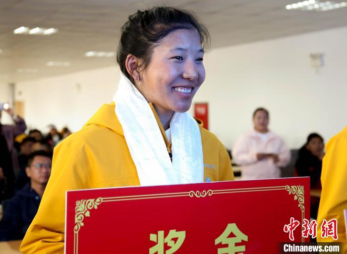 玉珍拉姆上臺(tái)領(lǐng)獎(jiǎng)。　貢確 攝