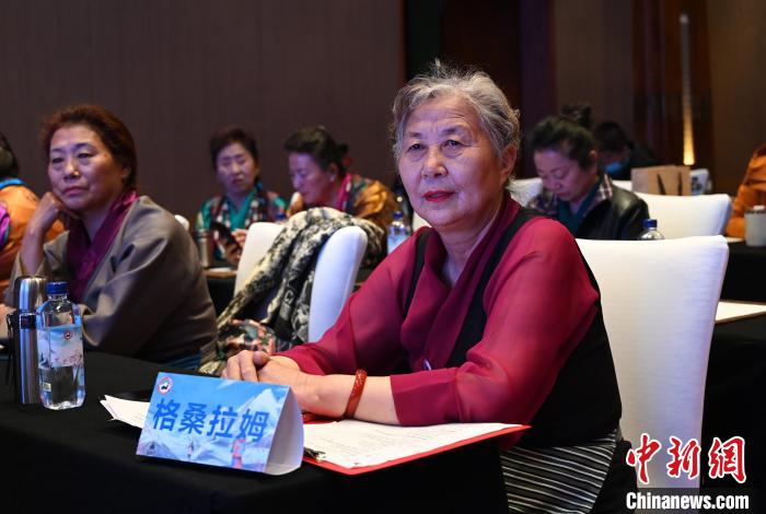 圖為西藏銀發(fā)旅游產(chǎn)品體驗(yàn)團(tuán)老年代表。　趙朗 攝