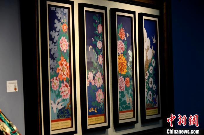圖為5月16日，展覽中新創(chuàng)唐卡作品《四季花》?！±盍?攝