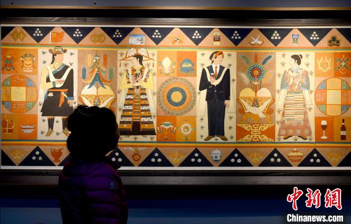 圖為5月16日，觀眾正在欣賞展覽中的新創(chuàng)唐卡作品?！±盍?攝