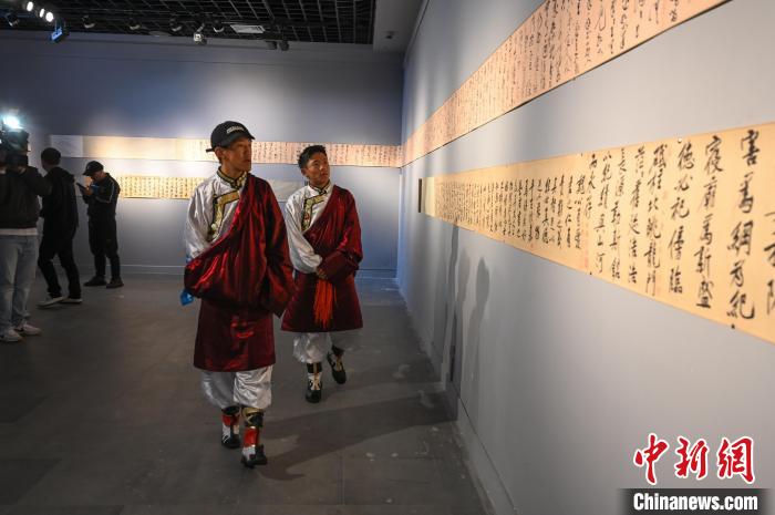 圖為學生參觀黃庭堅書法文獻展。　趙朗 攝