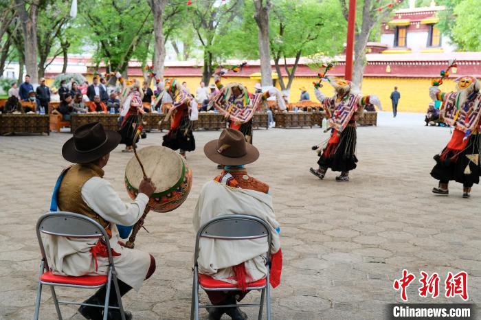 中國西藏發(fā)展論壇中外參訪嘉賓在拉薩羅布林卡觀藏戲、品卡塞