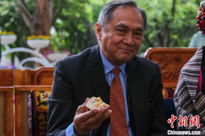 菲律賓駐華大使吉米·阿德里亞諾·弗洛克魯茲品嘗卡塞。　江飛波 攝