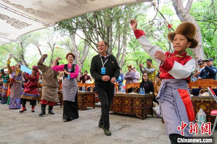 英國籍嘉賓柯馬凱(Michael Crook)加入鍋莊舞隊伍?！〗w波 攝