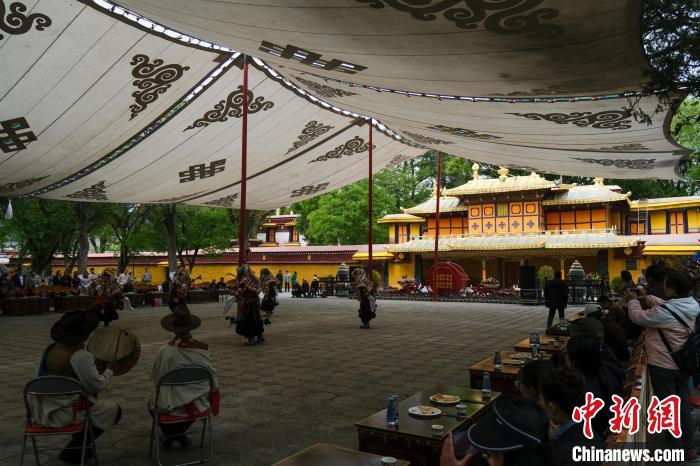 圖為當(dāng)日拉薩羅布林卡?！〗w波 攝