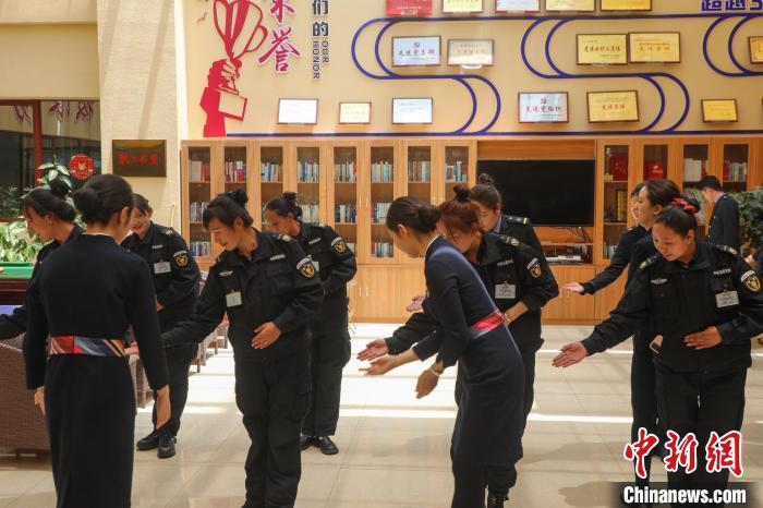 日喀則火車站客運人員學(xué)習(xí)服務(wù)禮儀。　斗山得 攝