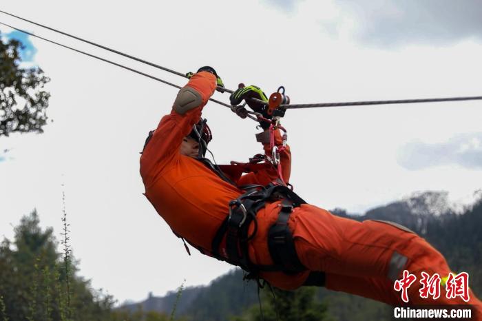 圖為消防員開展斜向救援訓(xùn)練?！抢倮?攝