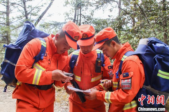 圖為消防員開展野外按圖行進(jìn)訓(xùn)練?！抢倮?攝