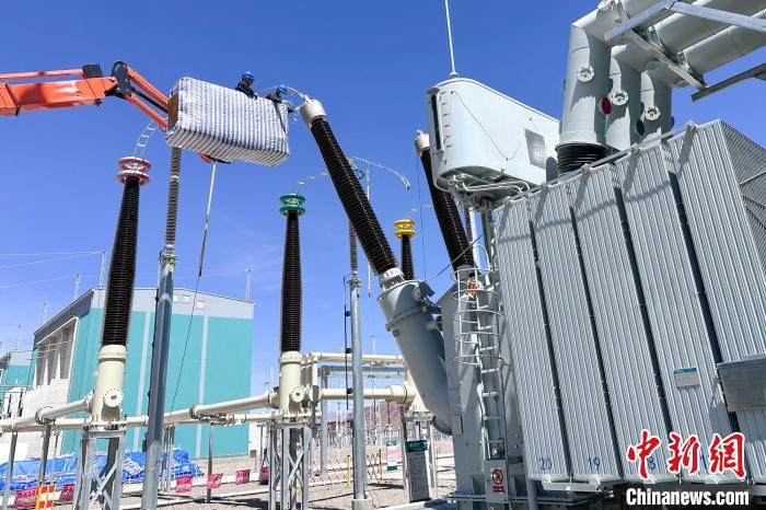 國網(wǎng)西藏電力組織檢修人員對設(shè)備進行全面體檢?！W(wǎng)西藏電力有限公司 供圖