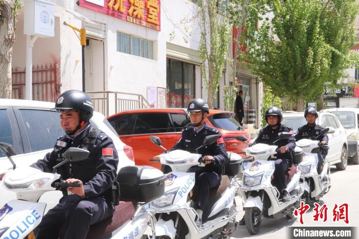 民警騎著電瓶車在轄區(qū)巡邏走訪?！↑S創(chuàng)偉 攝