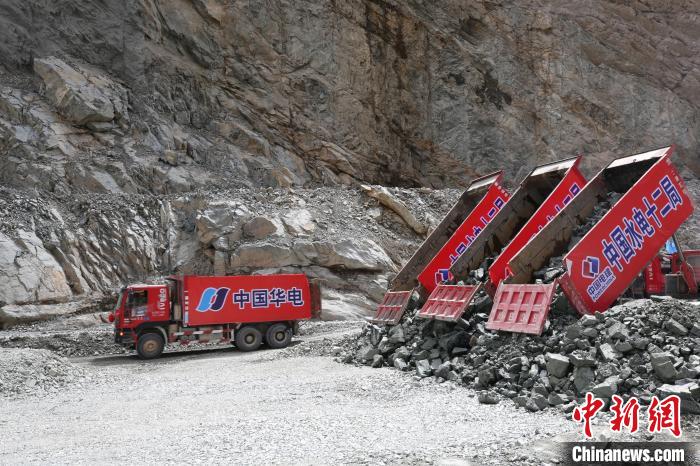 拉哇水電站正式啟動(dòng)大壩填筑?！∪A電金上公司 供圖