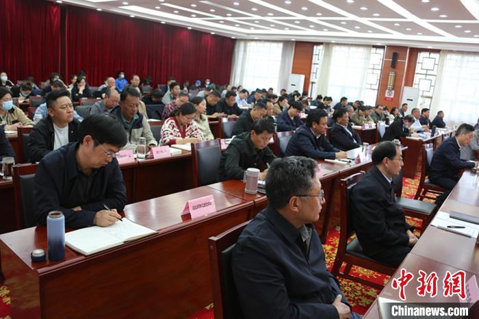 圖為專題黨課現(xiàn)場?！∝暽＠?攝