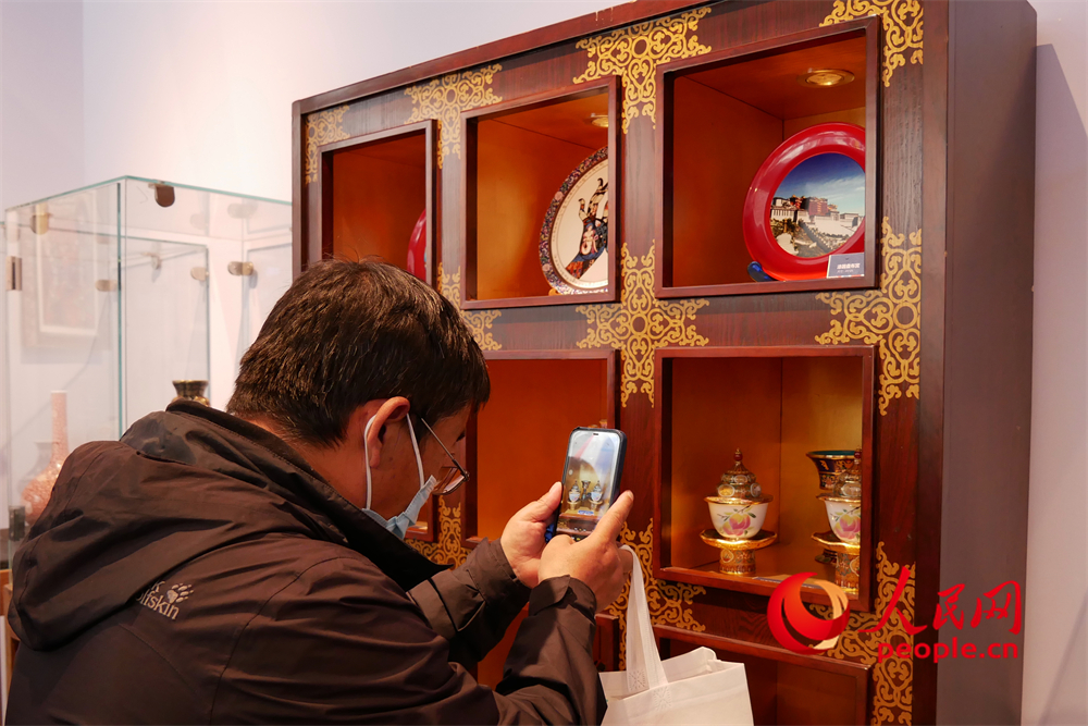 觀眾正在用手機(jī)拍攝展品。人民網(wǎng) 韋衍行攝
