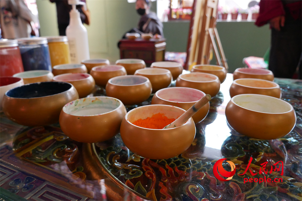 繪制唐卡所用的顏料。人民網(wǎng) 韋衍行攝