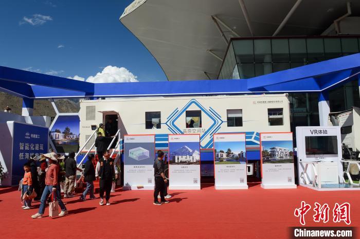 展覽現(xiàn)場(chǎng)，觀眾體驗(yàn)裝配式增壓增氧建筑。　湯葉 攝