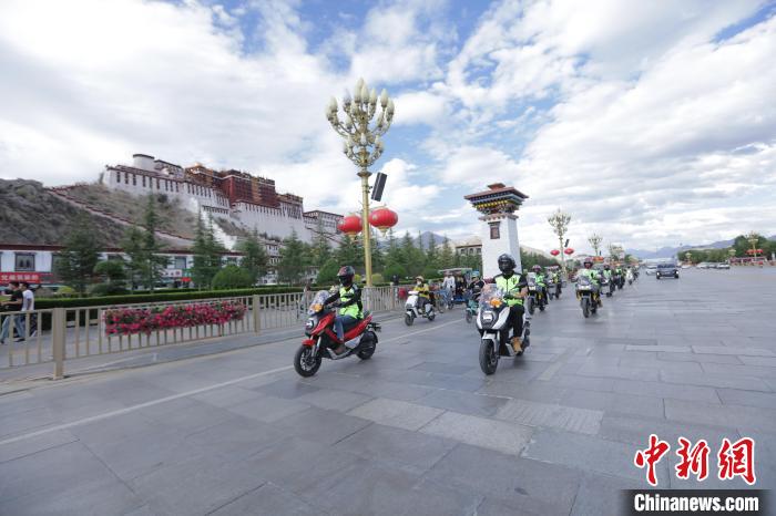 圖為比賽選手途經(jīng)布達(dá)拉宮。　游牧地球供圖