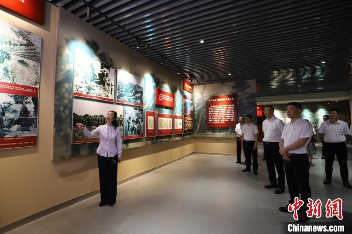 圖為西藏航空一行在臨沂市孟良崮戰(zhàn)役紀(jì)念館開(kāi)展主題教育活動(dòng)?！〗?攝