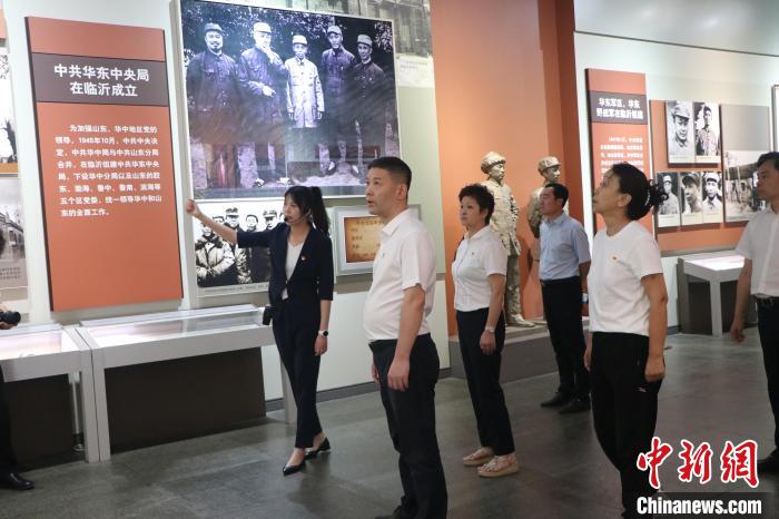 圖為西藏航空一行在臨沂市沂蒙革命紀(jì)念館開(kāi)展主題教育活動(dòng)?！〗?攝