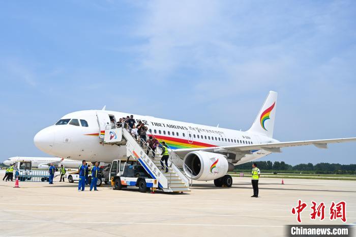 圖為旅客抵達(dá)機(jī)場(chǎng)?！≮w朗 攝