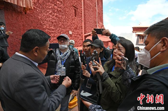 圖為中外媒體采訪布達(dá)拉宮管理處相關(guān)負(fù)責(zé)人?！≮w朗 攝