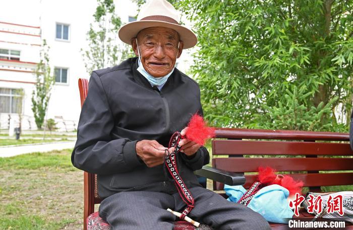 圖為曲松縣特困人員集中供養(yǎng)中心老人在做傳統(tǒng)手工編織。　趙朗 攝