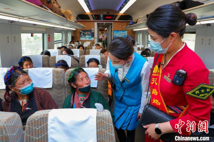 農(nóng)牧民乘坐高原復興號動車組出行?！≈軔傁?攝