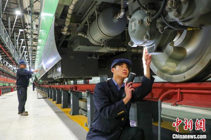 圖為工作人員檢查高原復興號?！≈軔傁?攝