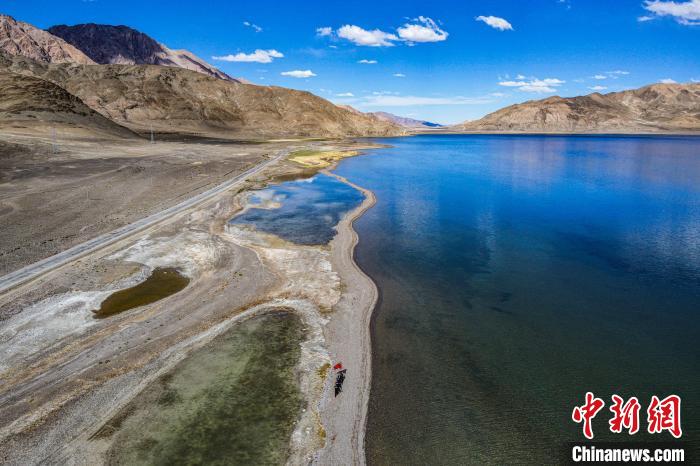 班公湖又稱措木昂拉仁波，藏語意為“長脖子天鵝”。　龍小鳳 攝