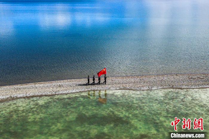 班公湖巡邏現(xiàn)場?！↓埿▲P 攝