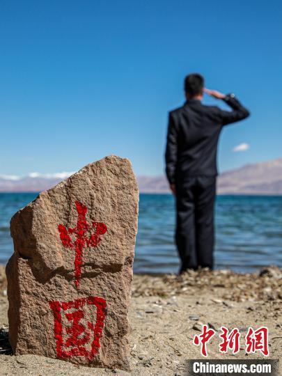 班公湖畔的“中國”標記。　龍小鳳 攝