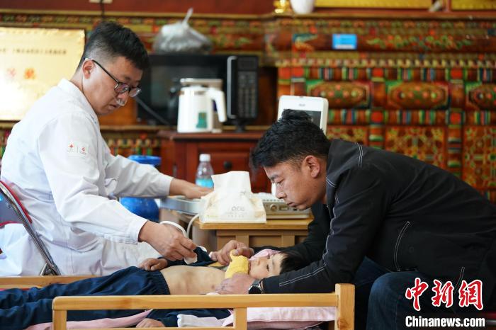 6月27日，西藏康馬縣雙語幼兒園的孩子參加先心病篩查?！√K丹 攝