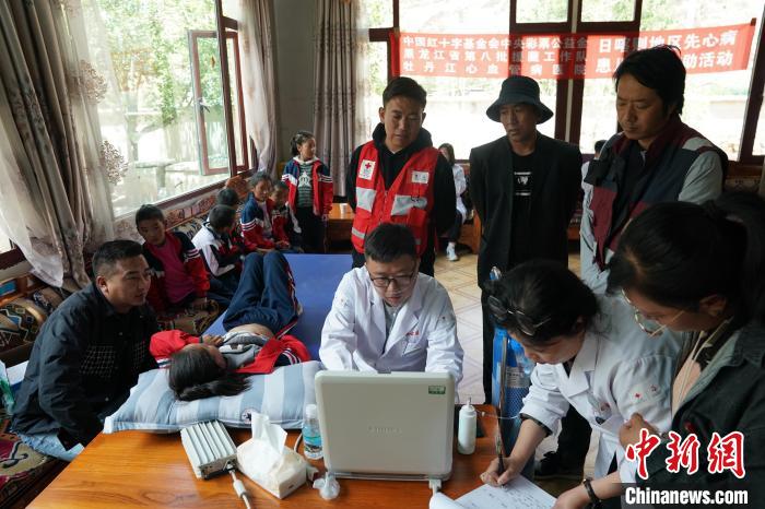 6月27日，西藏康馬縣少崗鄉(xiāng)中心小學(xué)的孩子參加先心病篩查?！√K丹 攝