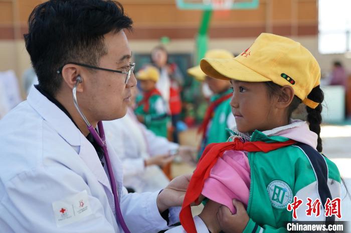 6月27日，西藏康馬縣南尼鄉(xiāng)中心小學(xué)的孩子參加先心病篩查?！√K丹 攝