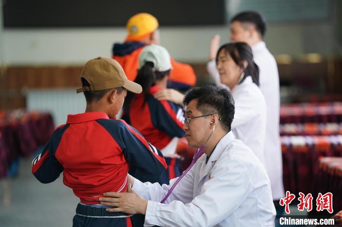 6月26日，西藏日喀則特校的孩子參加先心病篩查?！√K丹 攝