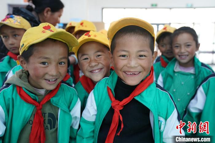 6月27日，西藏康馬縣南尼鄉(xiāng)中心小學(xué)的孩子參加先心病篩查?！√K丹 攝