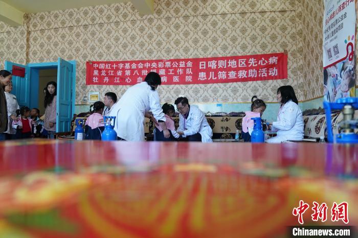 6月27日，西藏康馬縣雙語幼兒園的孩子參加先心病篩查?！√K丹 攝