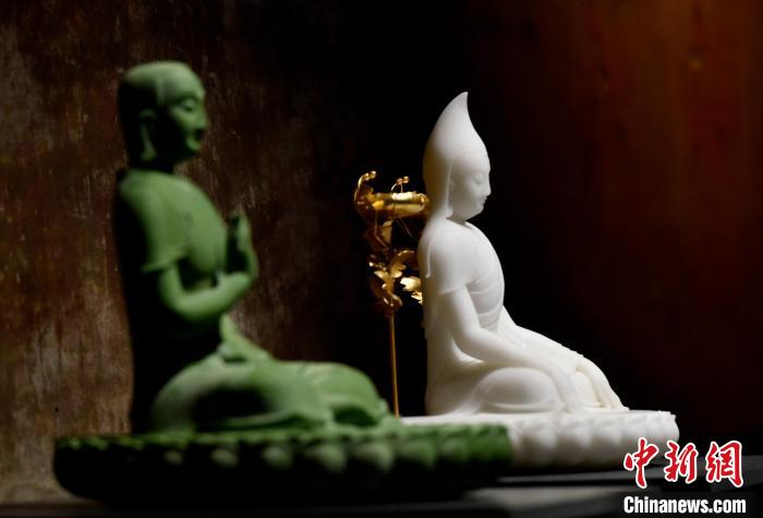 圖為展覽中圍繞西藏歷史與傳統(tǒng)創(chuàng)作的雕塑作品?！±盍?攝