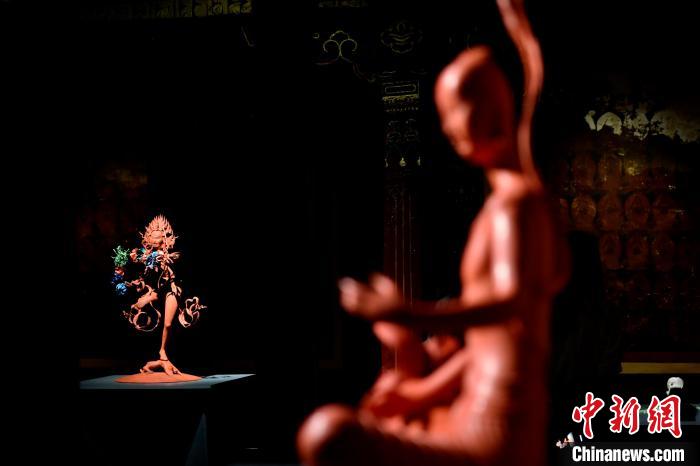 圖為展覽中圍繞西藏歷史與傳統(tǒng)創(chuàng)作的雕塑作品?！±盍?攝