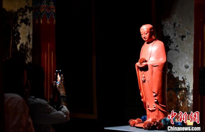 圖為觀眾正在欣賞展覽中的雕塑作品。