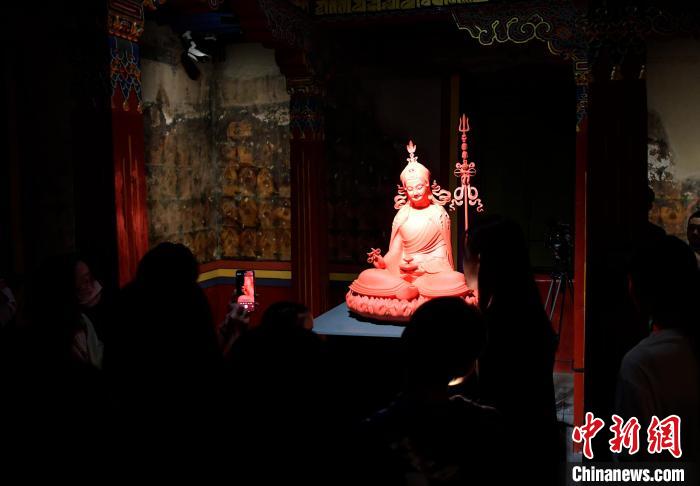 圖為觀眾正在欣賞展覽中的雕塑作品?！±盍?攝